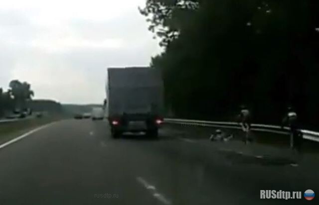 Налетел на велосипедистов 