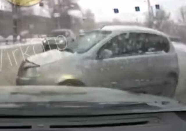 ДТП в Иркутске: водитель автомобиля с видеорегистратором не успел затормозить 