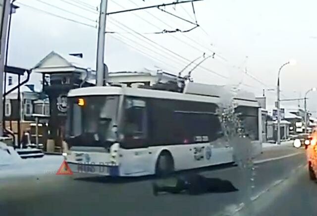 Троллейбус сбил пешехода. Авария троллейбуса в Иркутске. Троллейбус Иркутск ДТП. Троллейбус сбил женщину.