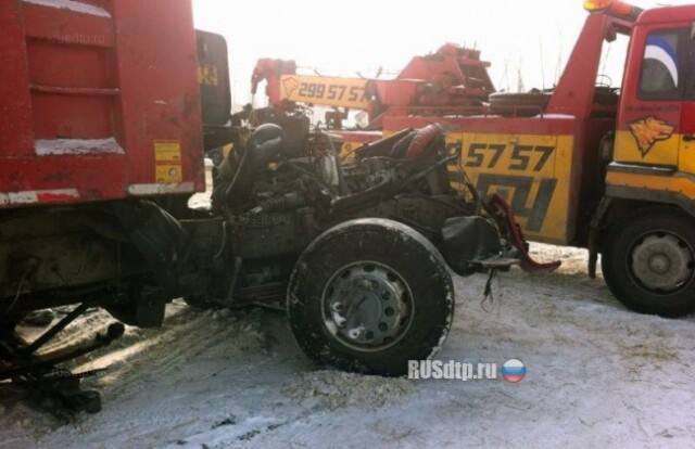 Под Новосибирском столкнулись три грузовика 