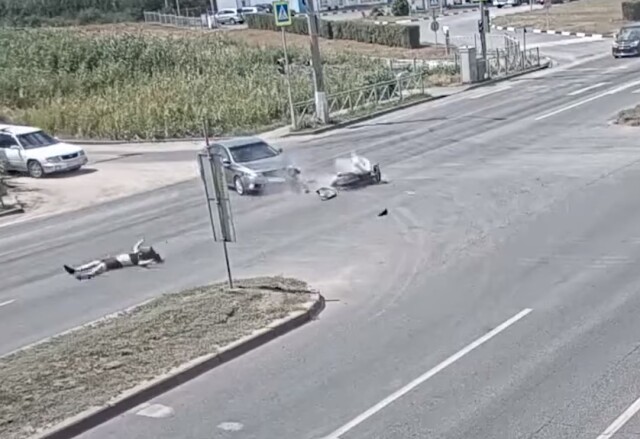 Авария в Волгограде: мотоциклист проехал на красный и столкнулся с автомобилем