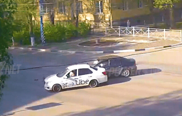 Авария с участием такси в Волжском
