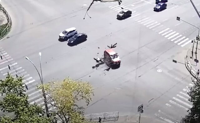В Вологде водитель автомобиля Kia Sportage нарушил ПДД и столкнулся с мотоциклом Honda