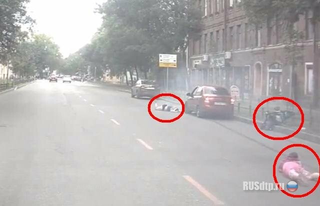 В Санкт-Петебурге женщина с детьми попала под колеса автомобиля