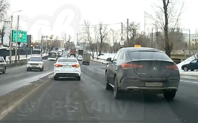 В Ростове водитель «Мерседеса» выехал на перекресток на красный и протаранил два автомобиля