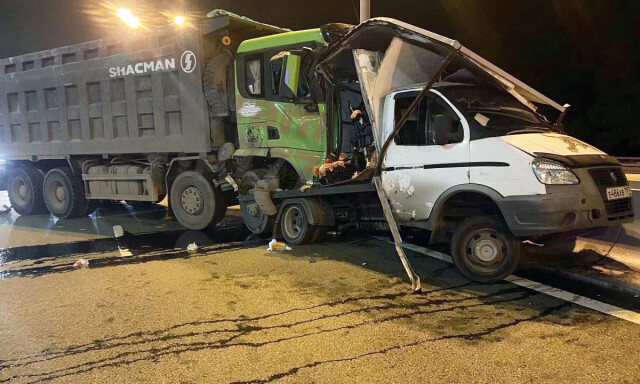 Ночное ДТП на МКАД: грузовой автомобиль въехал в стоящую на обочине «Газель» 