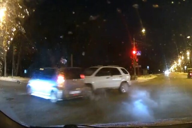 Неоднозначная авария произошла на перекрестке в Омске. Кто виноват? 