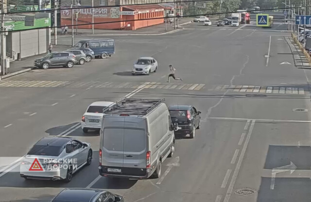 В Сыктывкаре старшеклассник перебегал дорогу на красный и попал под машину