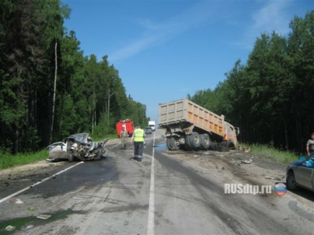 В Югре под встречным грузовиком погибла семья 