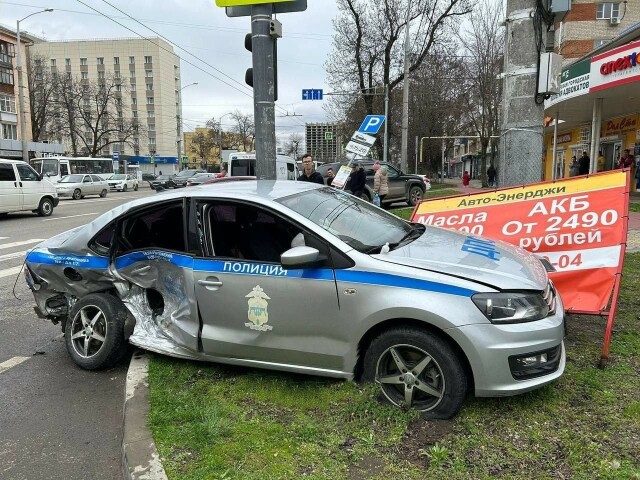 Авария с участием автомобиля ДПС в Краснодаре: пострадал инспектор 