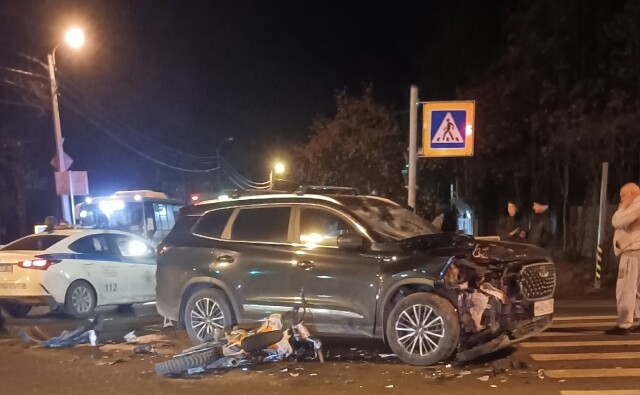 В Петербурге водитель кроссовера при повороте не пропустил питбайк с подростками 