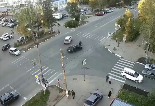 В Арзамасе водитель автомобиля проехал на красный и сбил скутериста
