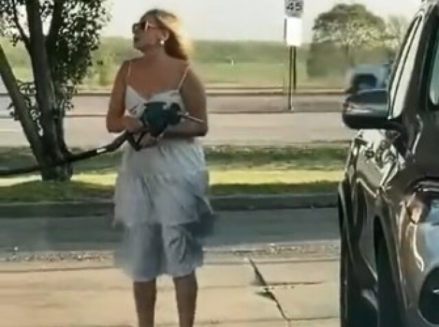 В США женщина приехала на заправку и пыталась заправить машину 