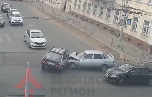 Женщина пострадала в ДТП с участием «девятки» и «десятки» в Ярославле