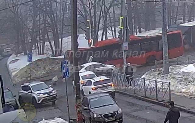Такси и красный автобус столкнулись на перекрестке в Казани 