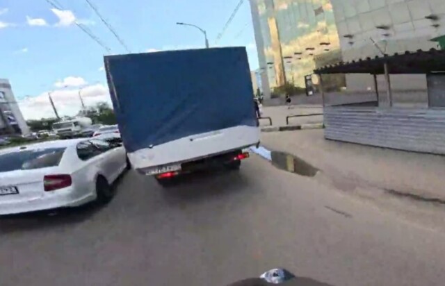 В Краснодаре парень на моноколесе не успел затормозить и въехал в попутную «Газель»