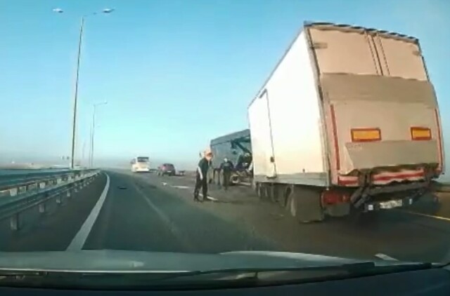 Два грузовых автомобиля столкнулись в Краснодарском крае