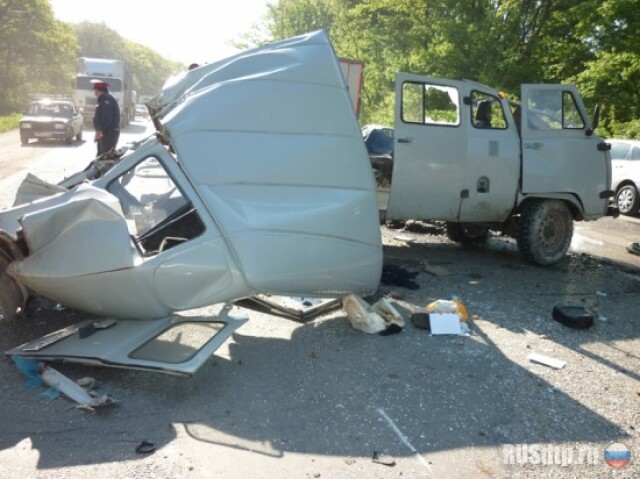 «УАЗ» разорвало на части после столкновения с фурой 