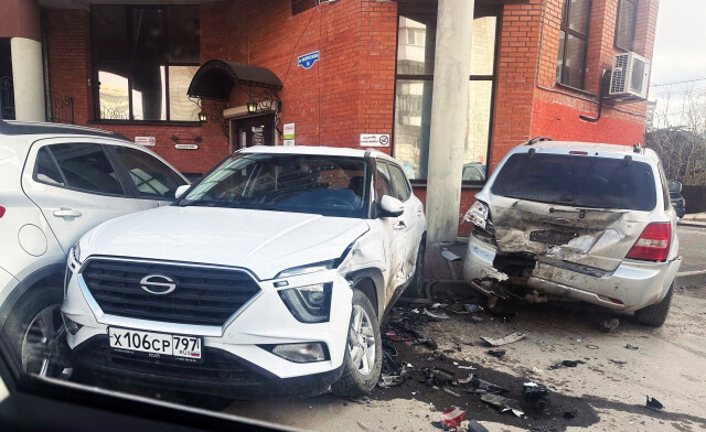 В Архангельске пьяный водитель разбил четыре машины на парковке, пытаясь скрыться от полиции 