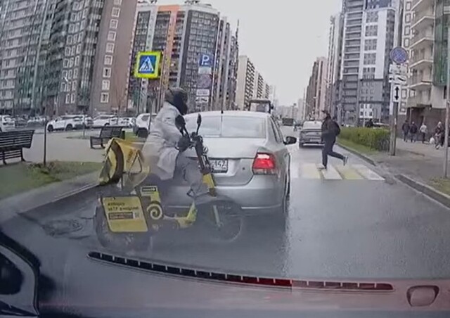 В Мурине доставщик еды на самокате врезался в стоящий авто и скрылся