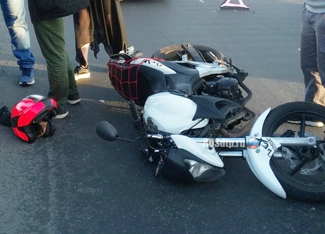 На Литейном мосту в ДТП пострадала мотоциклистка. ВИДЕО 
