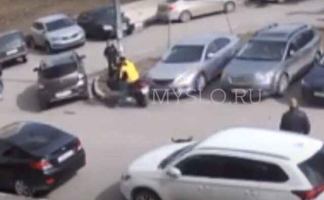 В Туле неуклюжий мотоциклист врезался в припаркованную легковушку