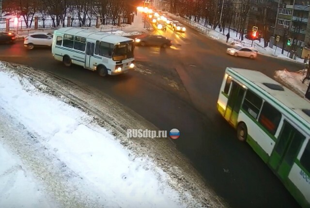 В Серпухове буксируемый автобус устроил аварию