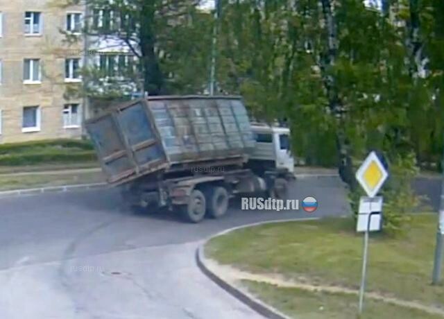 В Светлогорске перевернулся грузовик