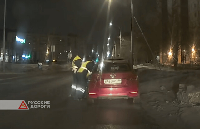 В Петербурге пьяный водитель протащил инспектора 200 метров