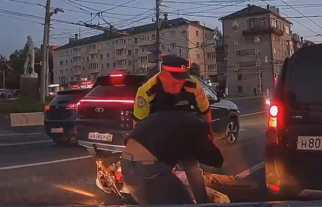 «Резко нажал на газ и пытался скрыться»: в Чебоксарах инспекторы ДПС задержали питбайкера без прав