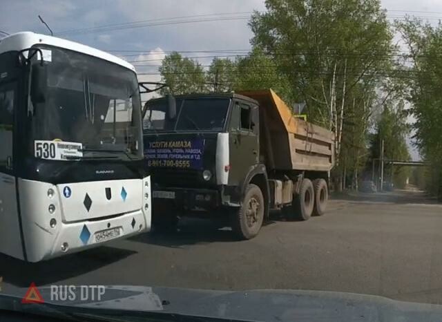 КАМАЗ столкнулся с автобусом в Кузбассе 