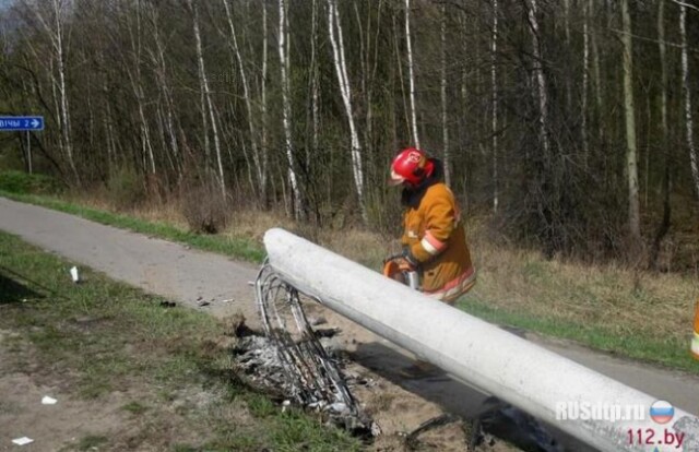 На трассе М1 Audi A4 снес столб 