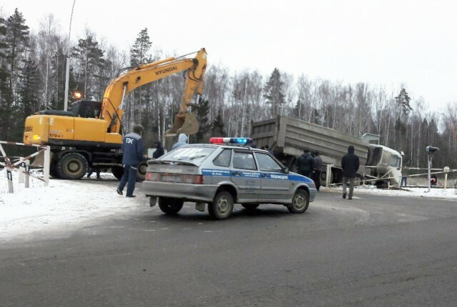 Столкновение тепловоза и грузовика в Нижегородской области зафиксировал видеорегистратор 