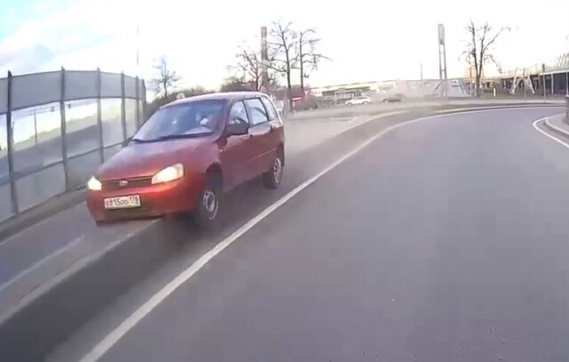 В Петербурге легковой автомобиль наехал на разделительный бордюр