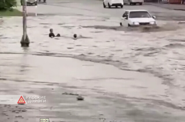 В Челябинске двое подростков решили поплавать в большой луже посреди дороги 