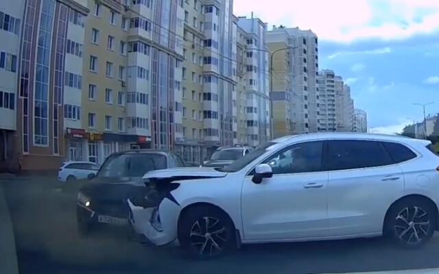 «Не заметил Гранту»: два авто столкнулись на улице Пирогова в Чебоксарах