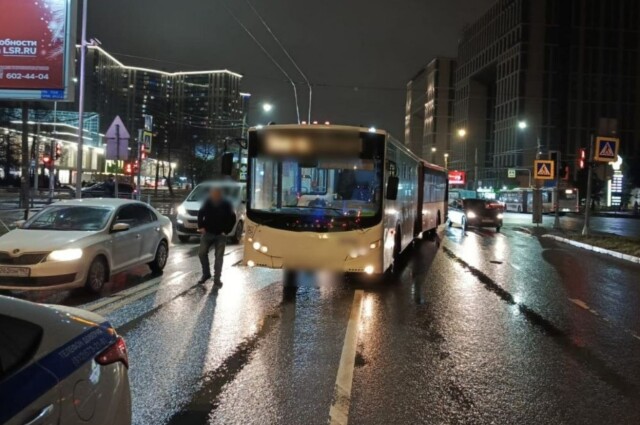 В Петербурге автобус при повороте налево сбил пешеходов 