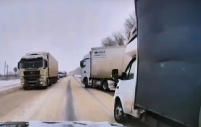 «Выезжал со второстепенной»: дальнобойщик создал аварийную ситуацию на трассе М-7 под Чебоксарами