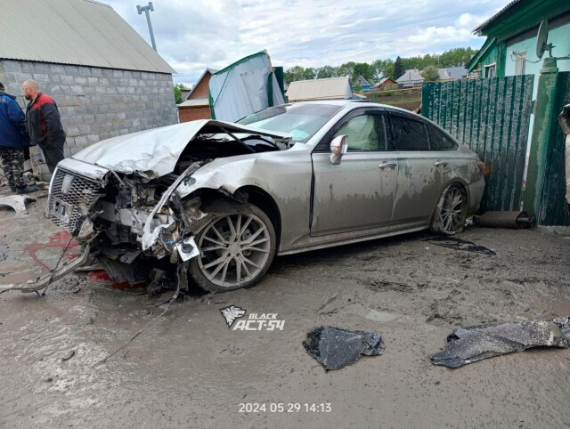 В Новосибирске пьяный водитель врезался в припаркованную машину и сбежал 