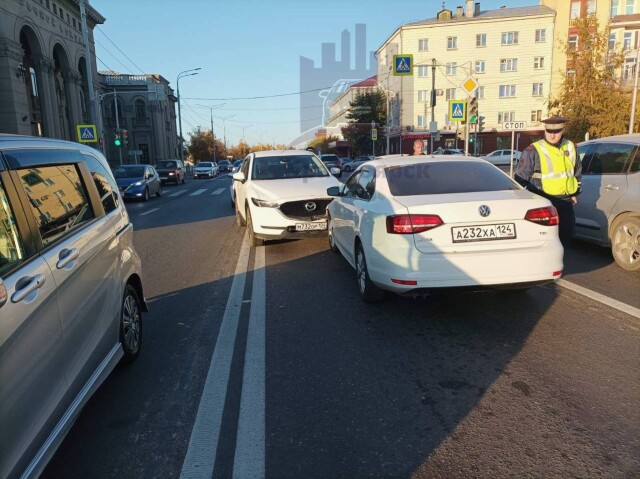 ДТП на речном вокзале в Красноярске: автоледи на «Мазде» выехала на встречную полосу 