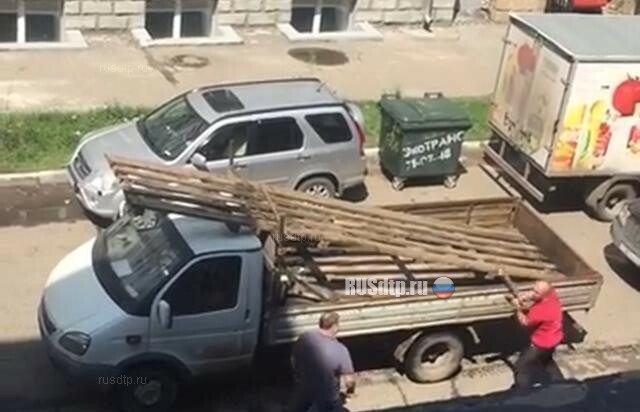 В Омске в одном из дворов двое мужчин подрались из-за парковки