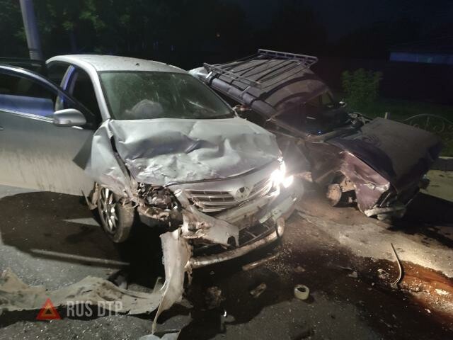 Toyota Corolla и ВАЗ-2106 столкнулись в Иванове. ВИДЕО 