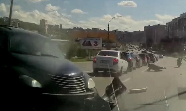 ДТП в Мурманске: «Крайслер» поворачивал налево и столкнулся с мотоциклом 