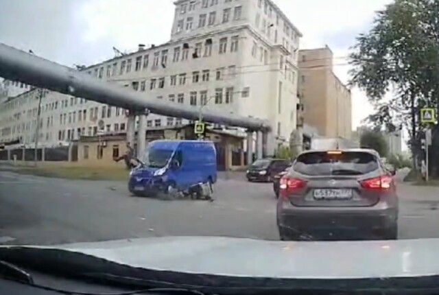 Авария в Москве: курьер на электровелосипеде проехал перекресток на красный
