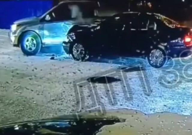 Авария на перекрестке в Иркутске: водитель пикапа не выполнил требование знака