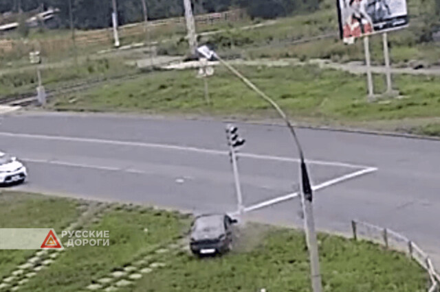 Легковой автомобиль врезался в светофор в Усть-Илимске