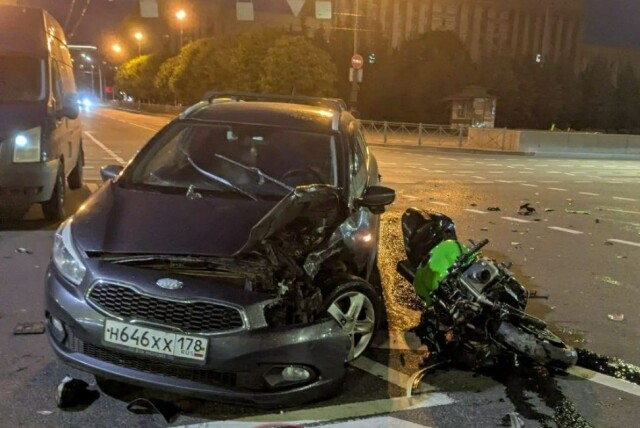 Мотоциклист разбился в ночном ДТП на Московском проспекте в Санкт-Петербурге 