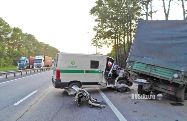 На трассе М-10 \»Россия\» инкассаторский автомобиль врезался в грузовик 