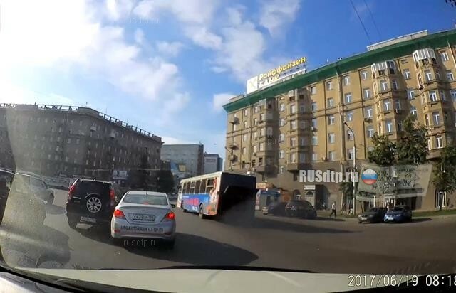 Авария на площади Калинина в Новосибирске