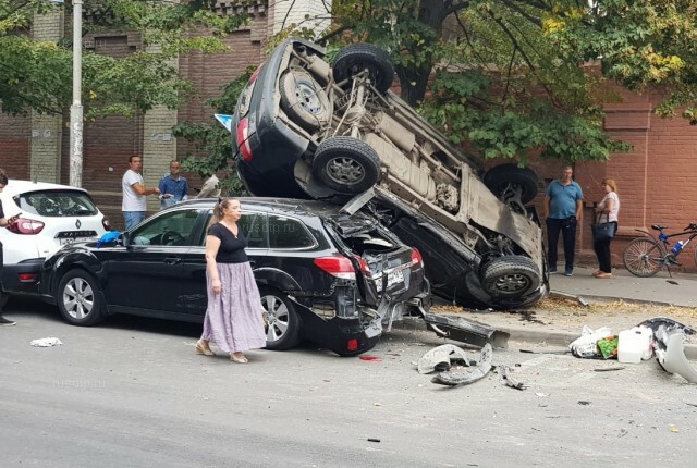 Три человека пострадали в массовом ДТП в Ростове-на-Дону 